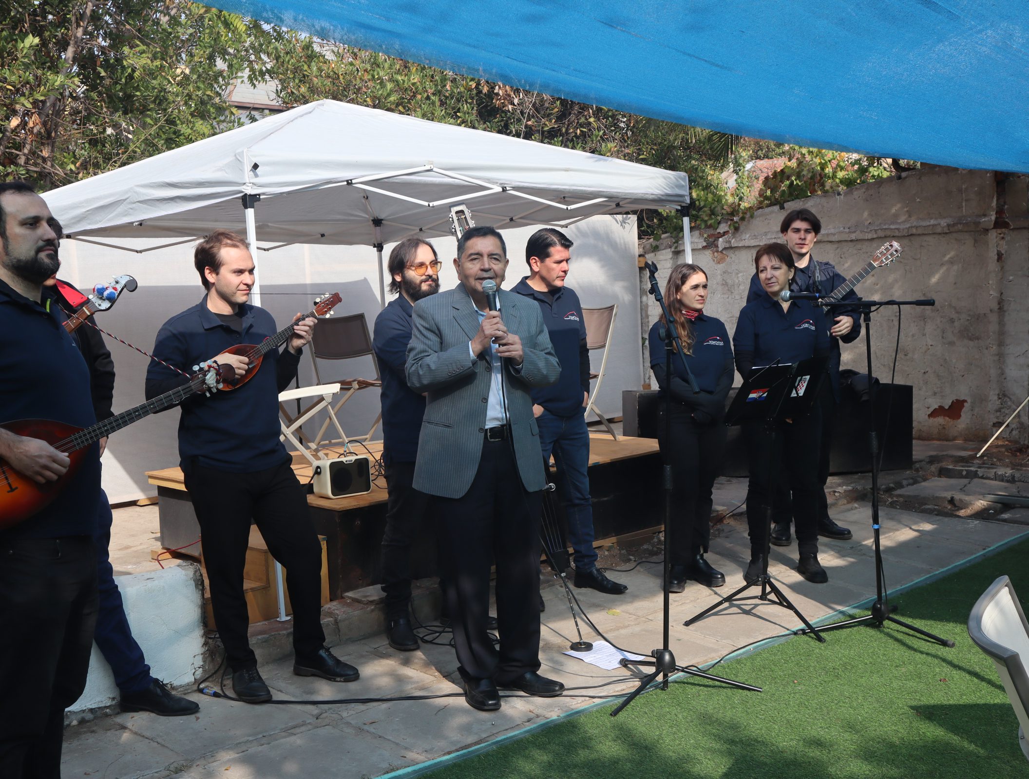 Ricardo Tucas, Director Ejecutivo de la Fundación Crescendo junto al Grupo de Música Croata Domovina, que animó la jornada con piezas musicales del folklore croata.