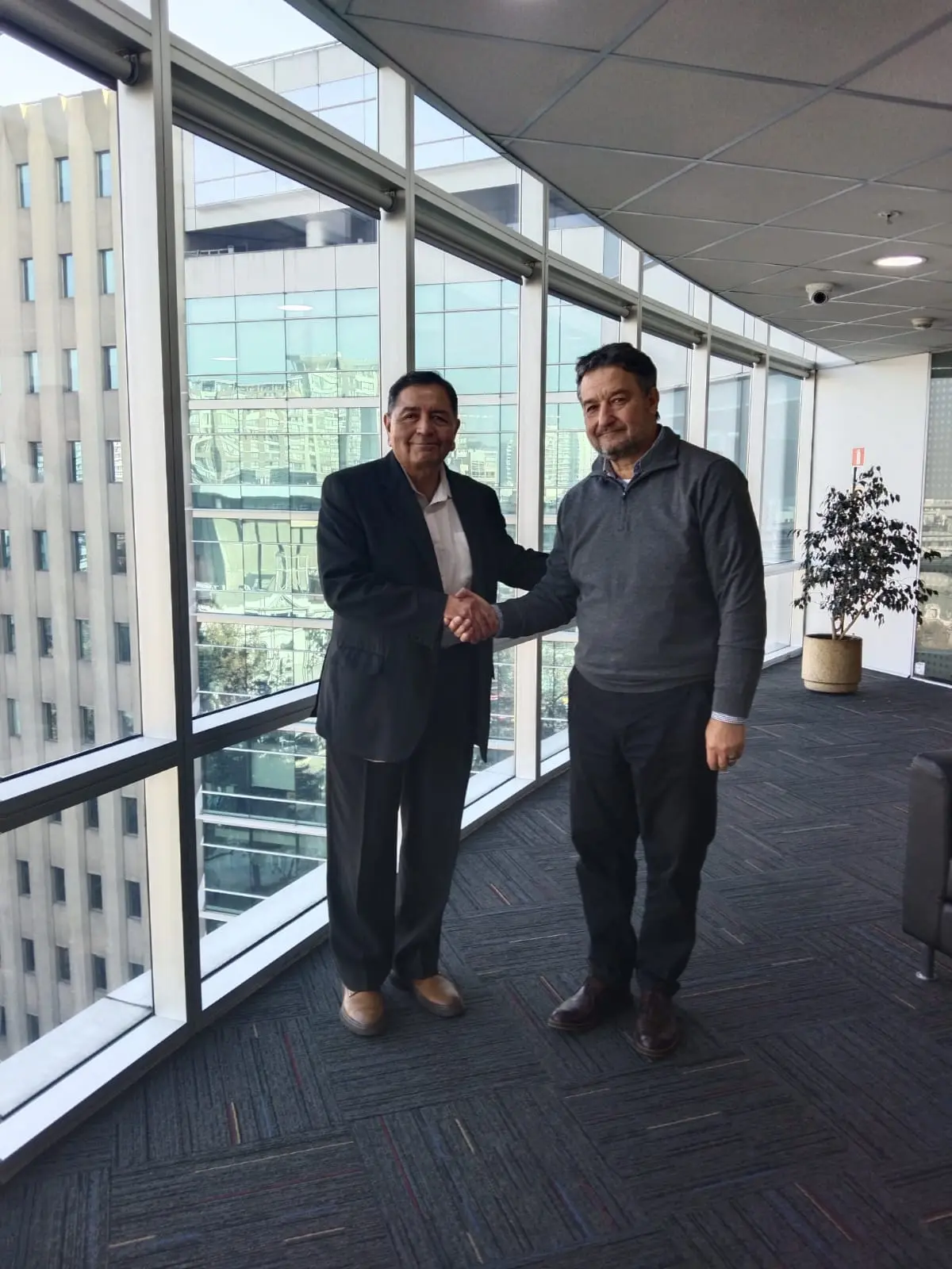 Foto de encuentro entre el Secretario Regional Ministerial (SEREMI) de Economía, Cristian Rodriguez, y con la Fundación Crescendo, representada por su presidente, Ricardo Tucas